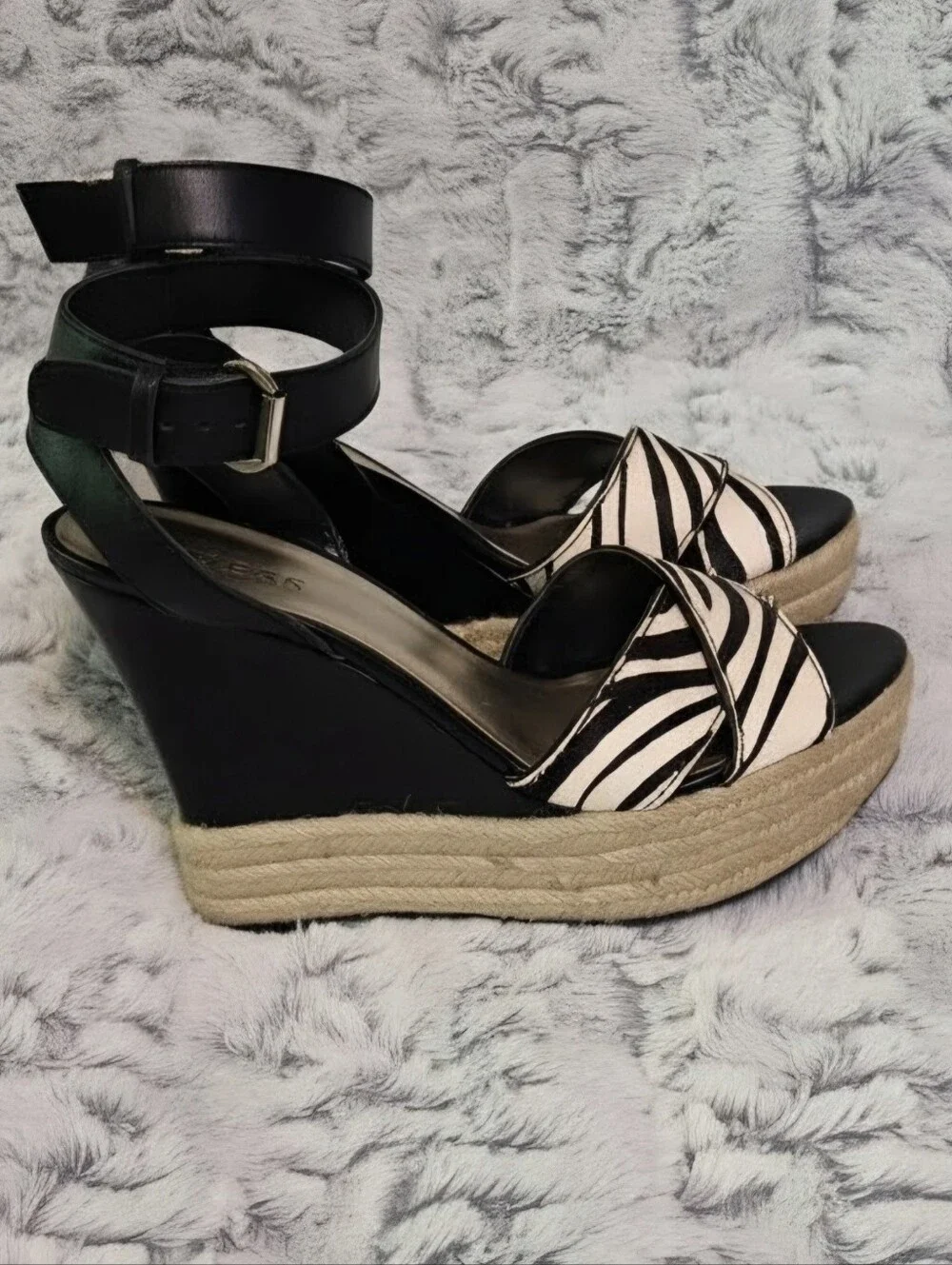 GUESS Black and White Zebra-Print 4.5